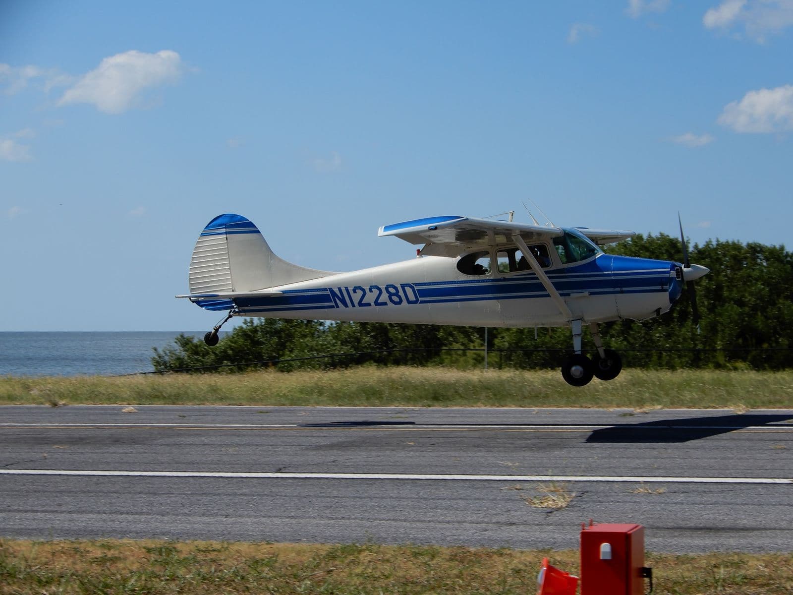 Přistávající Cessna 170 na letišti Lewis, Cedar Key (KCDK)