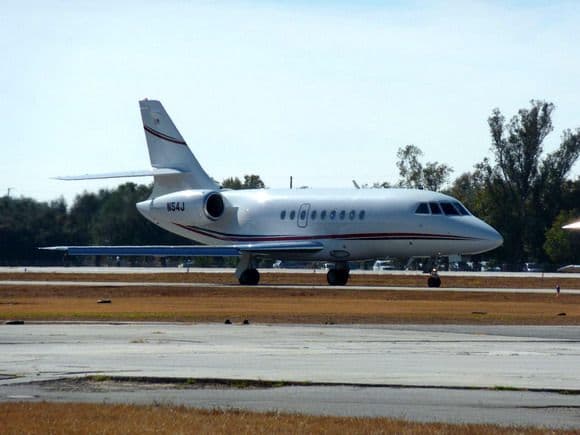 Falcon krátce po přistání na letišti Kissimmee (KISM)
