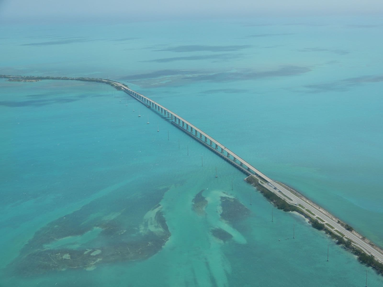 Dlouhý most Overseas Highway nad tyrkysovým mořem Florida Keys z výšky