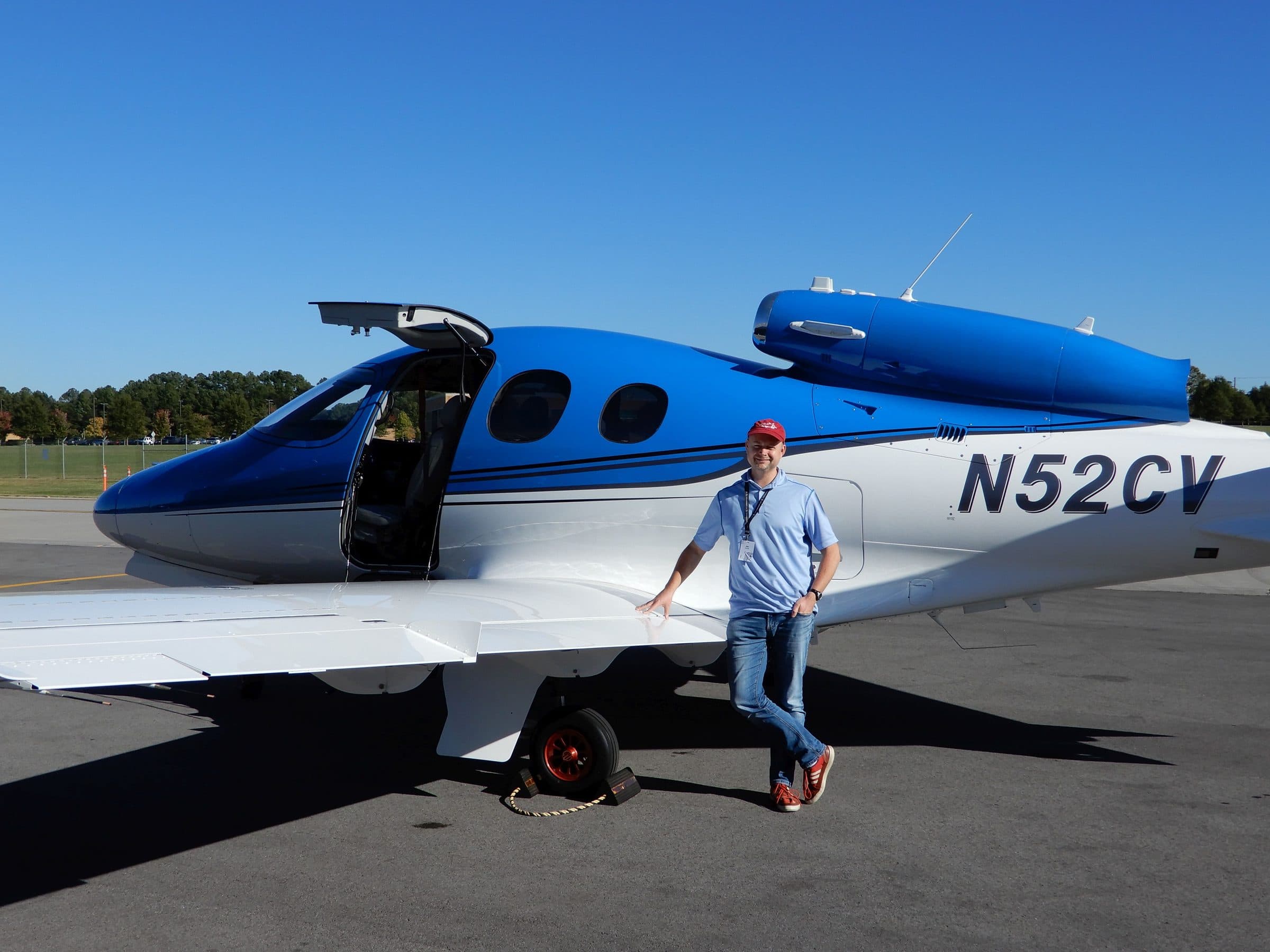 Honza u proudového letadla Cirrus Vision Jet N52CV na stojánce