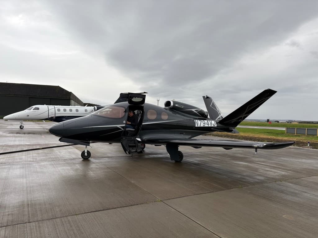 Na skotském letišti Wick společně s kolegou Embraer Phenom 300