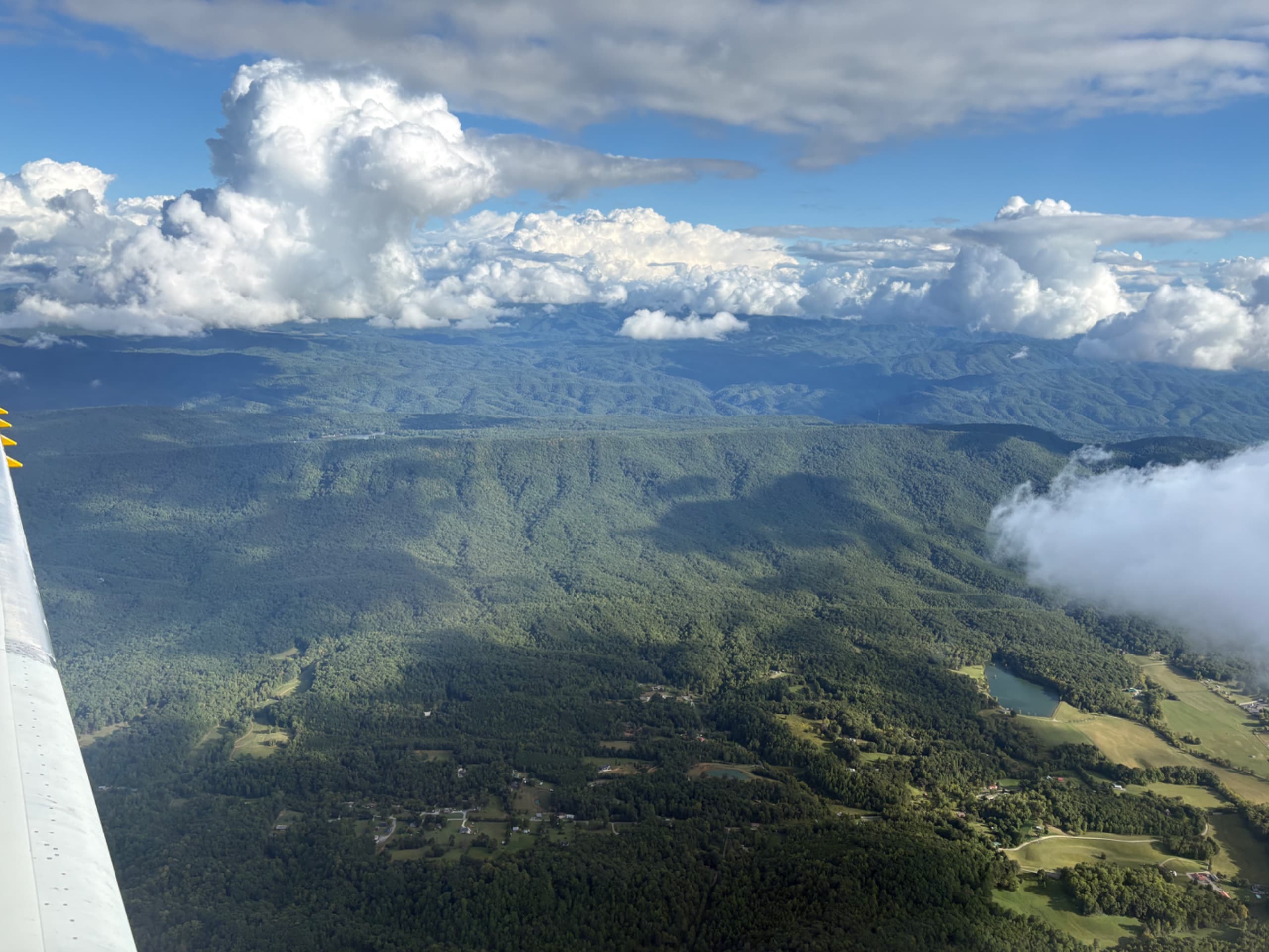 Krásná pozdně letní krajina Smokey Mountains, které jsou součástí Apalačského pohoří.