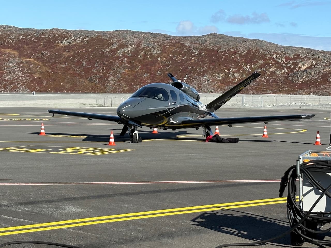 Náš Vision Jet na stojánce letiště Qaqortoq