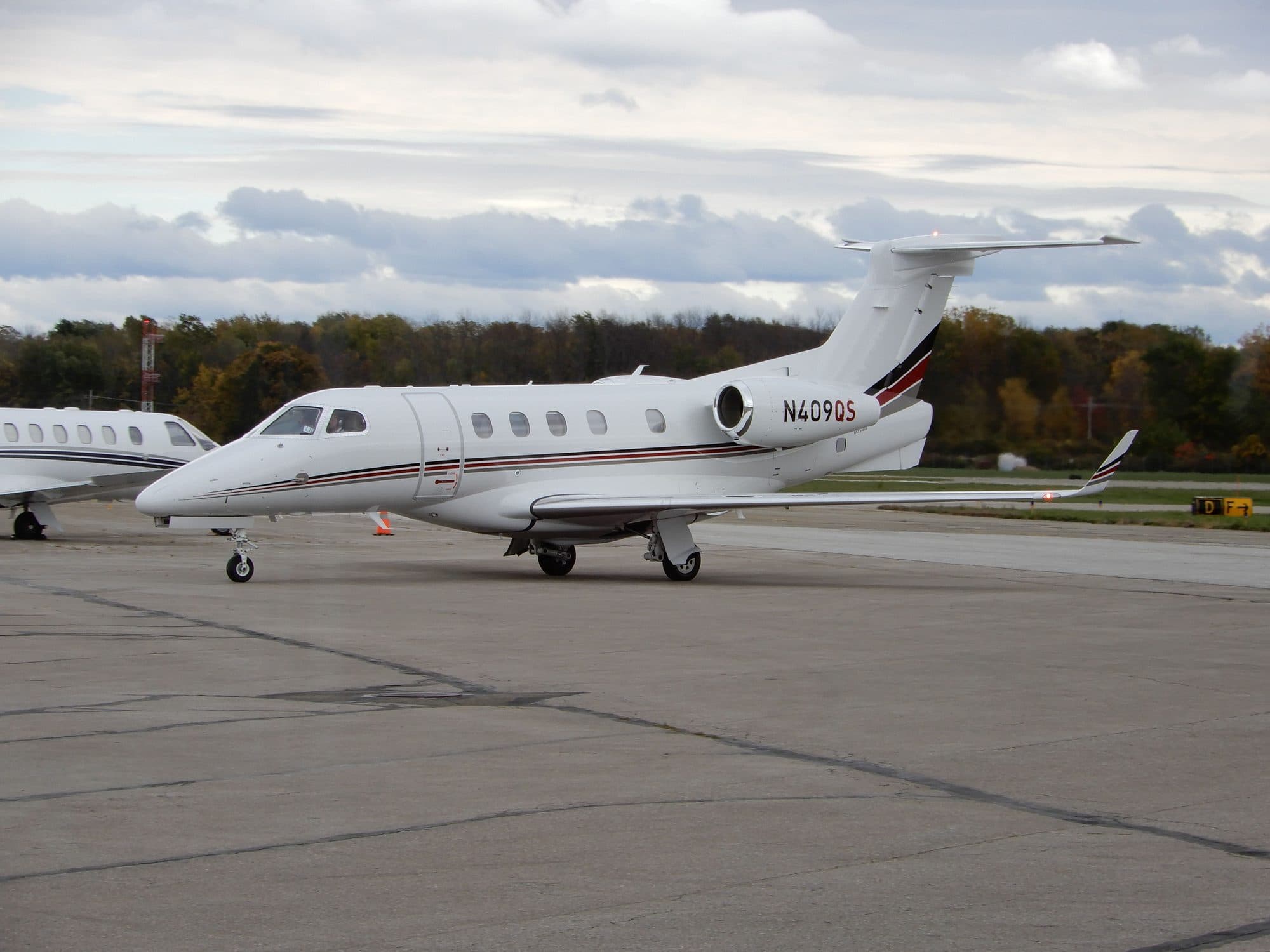 Korporátní provoz v Erie, Phenom 300 společnosti NetJets. Letiště Erie (KERI) u stejnojmenného jezera v systému Velkých amerických jezer (The Great Lakes)
