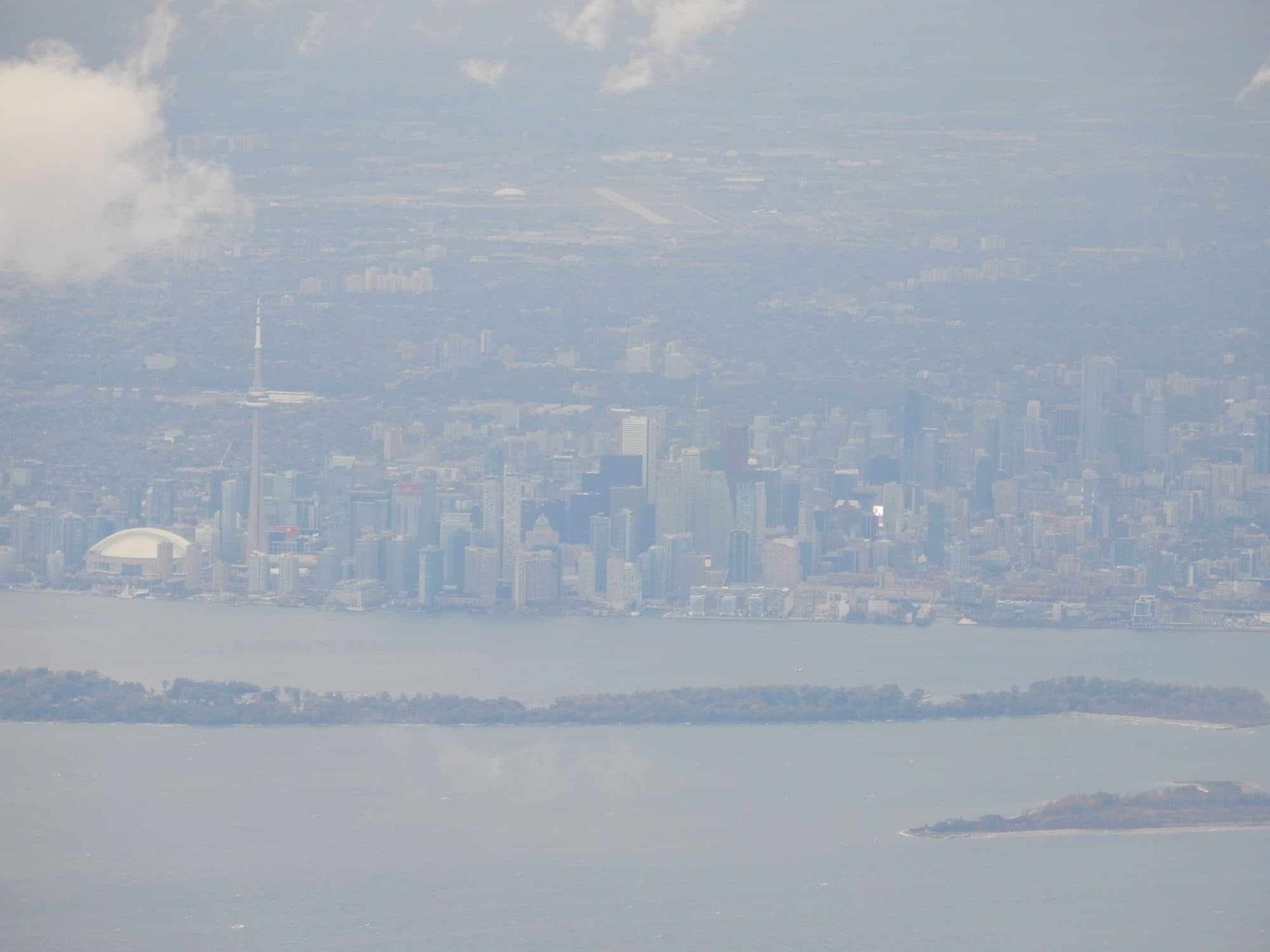 Toronto, v pozadí letiště Lester B. Pearson.