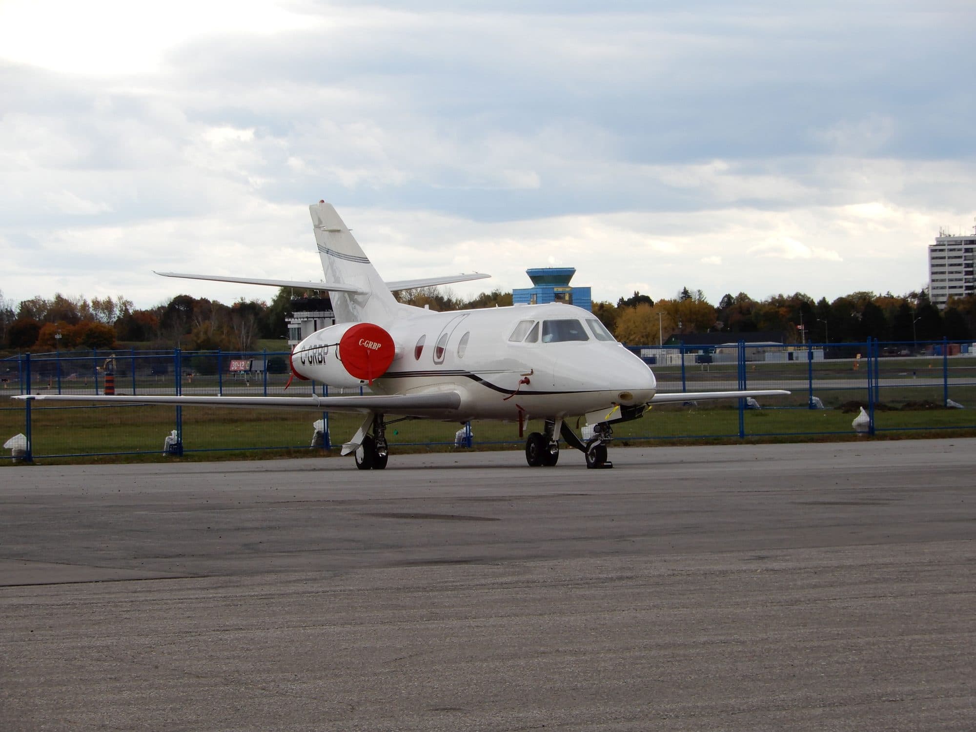 Neobvyklé množství starších Falconů na kanadském letišti Oshawa (CYOO)