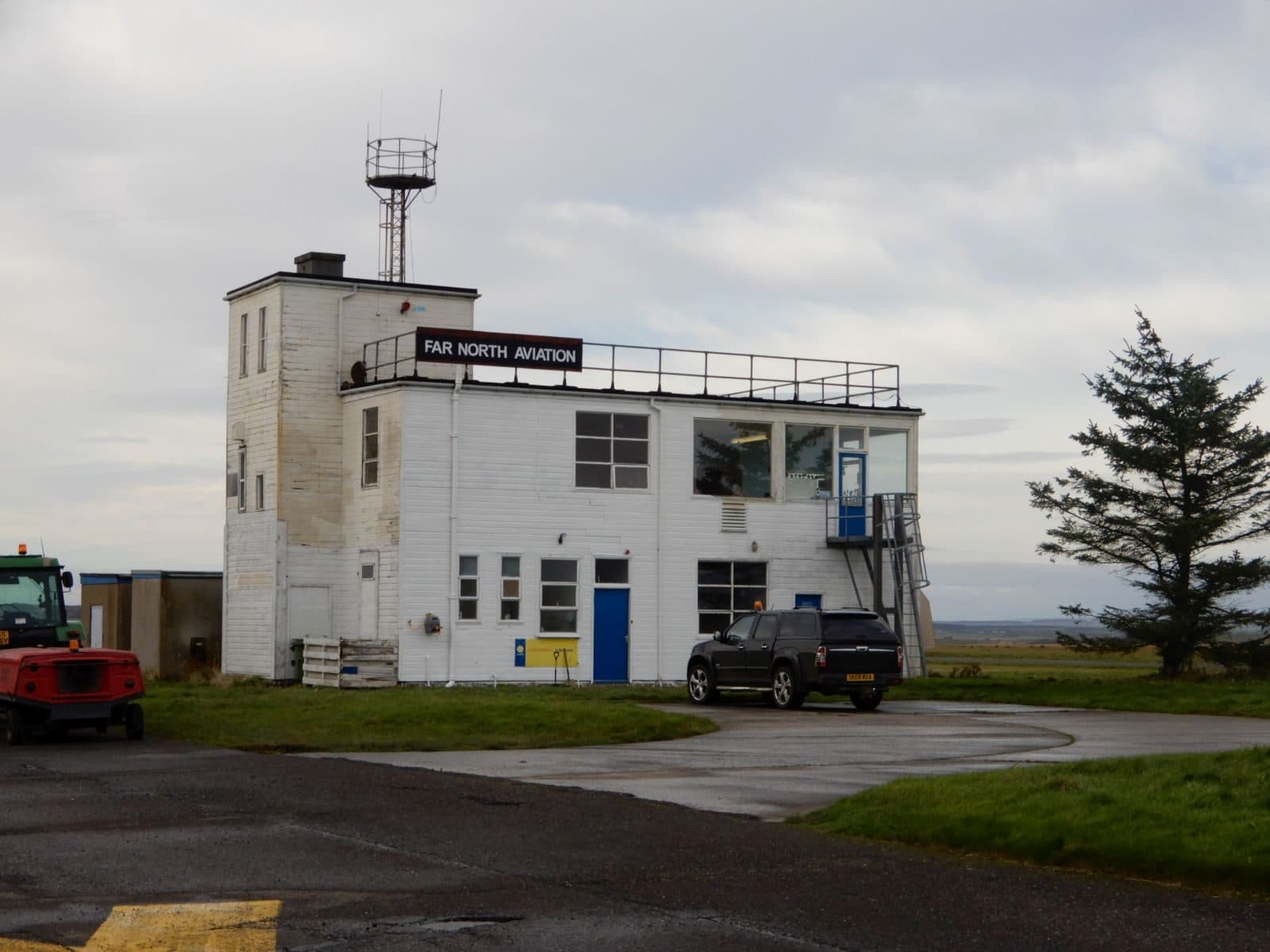 Letiště Wick, zázemí společnosti Far North Aviation, která již po mnoho let vytváří zázemí pro dodávací lety malých i větších letadel do a z USA.
