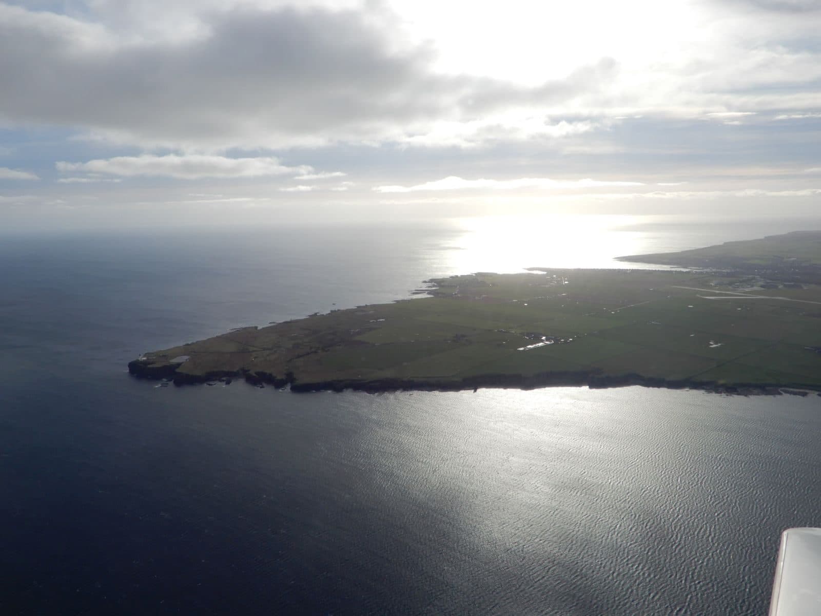 Nejsevernější část Skotska s letištěm Wick (EGPC). Tolik vytoužený pohled po nekonečných 4 hodinách letu z islandského Keflaviku.