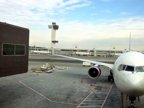 Naše letadlo Boeing 767 společnosti Delta na letišti JFK v New Yorku