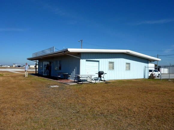 Tehdejší sídlo letecké školy Sunstate Aviation na letišti Kissimmee (KISM)