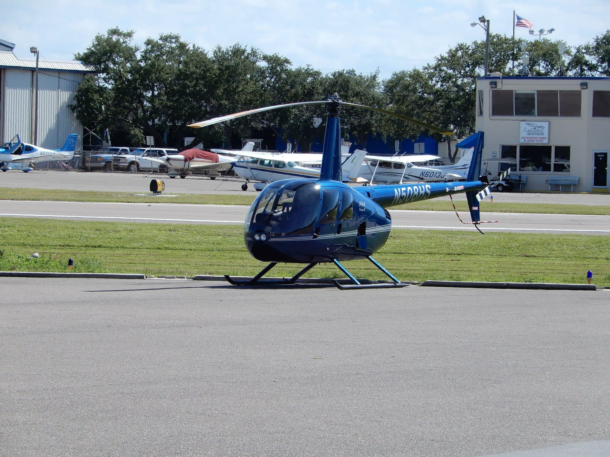 Robinson R-44, jak ho vidíme z terasy restaurace na Albert Whitted