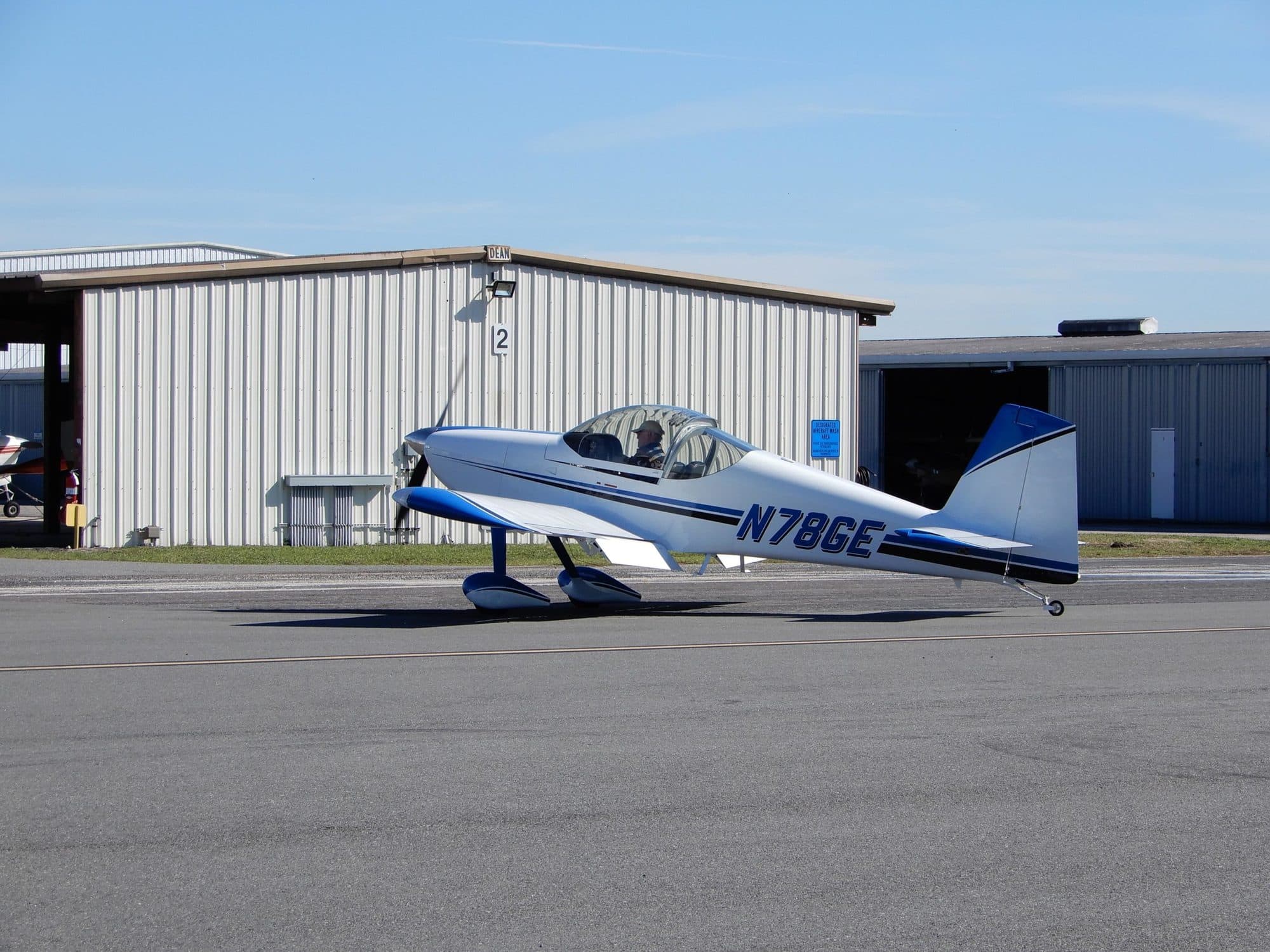 Van's RV-14 soukromého majitele se chystá tankovat na letišti Zephyrhills
