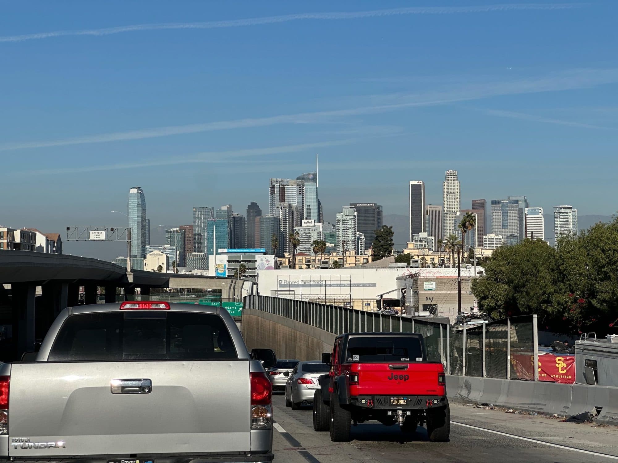 Skyline města Los Angeles při průjezdu na sever