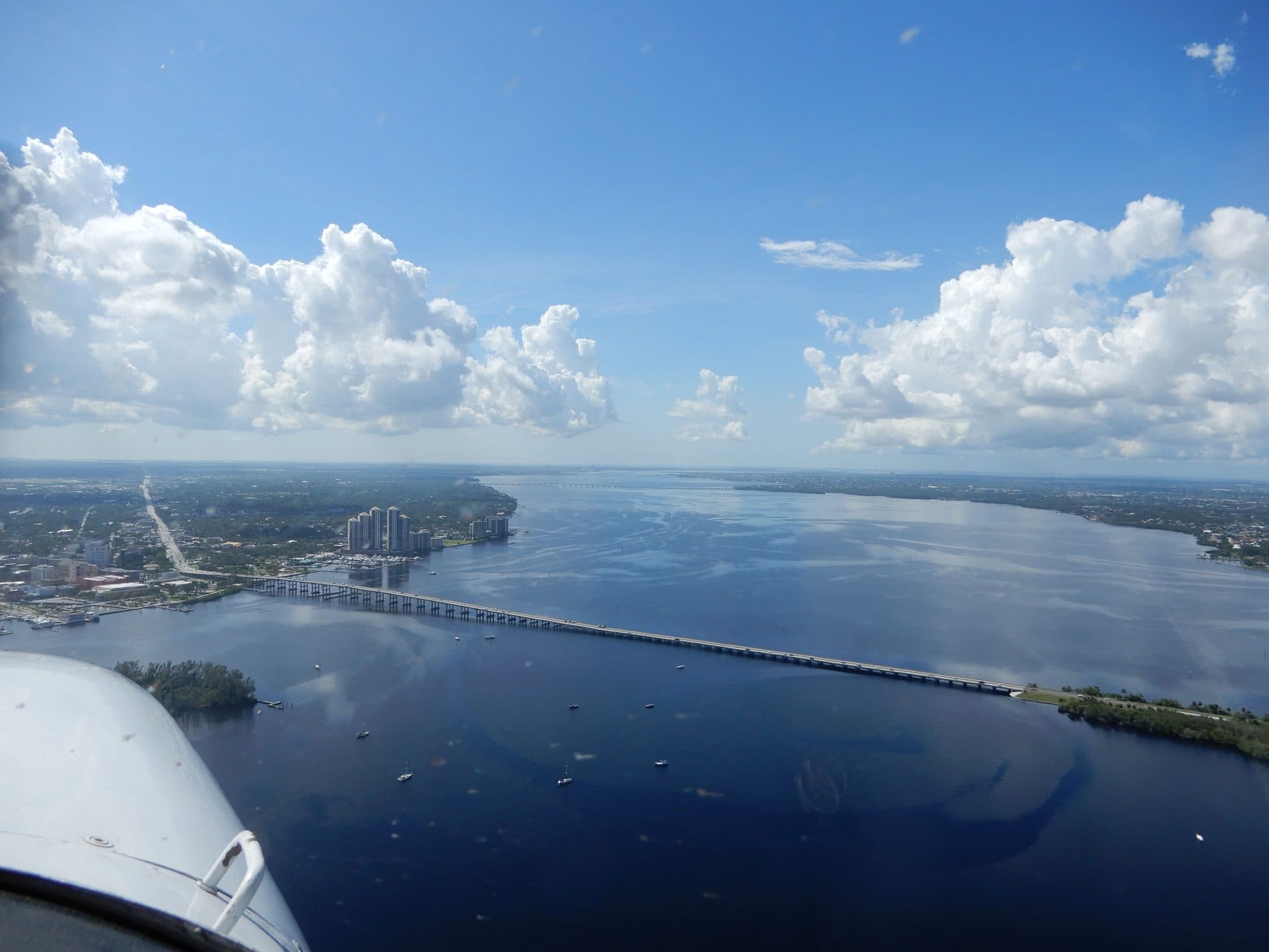 Mezi městy Punta Gorda a Fort Mayers na západní pobřeží Floridy.