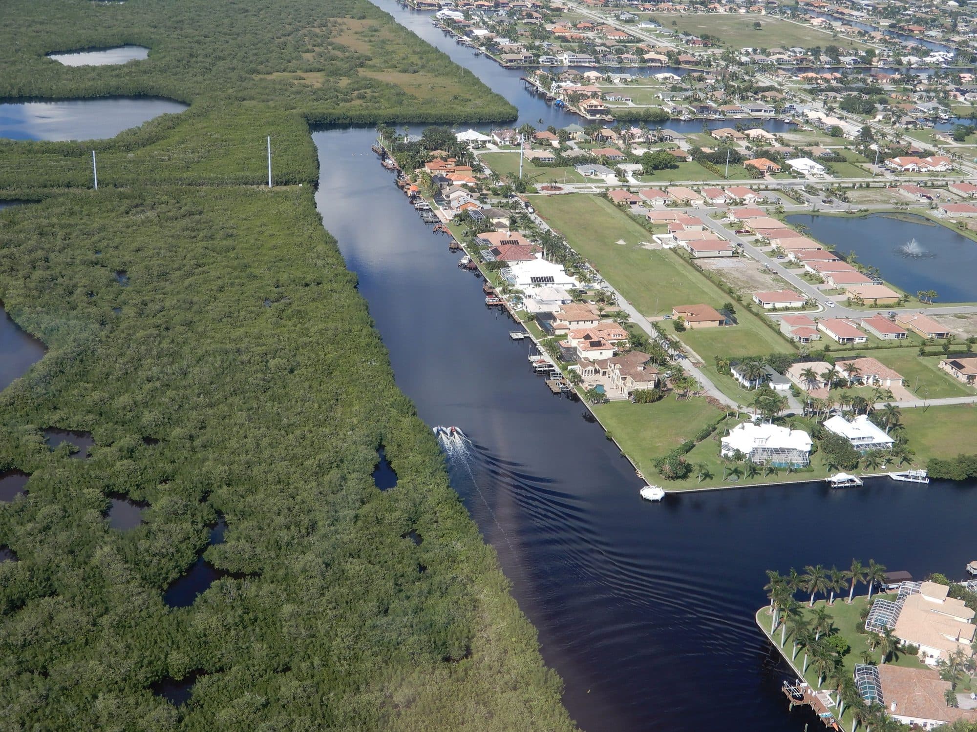 Spletitý systém vodních cest v luxusní čtvrti Cape Coral, kde má každý dům kromě garáže i přistup k vodnímu kanálu a kotvící místo pro svou loď.