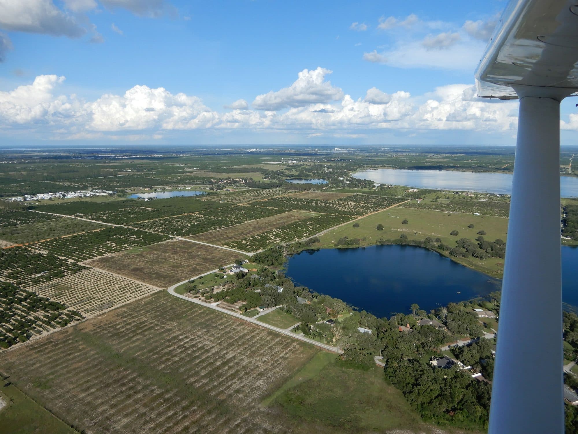 Jezera u Lake Wales, před západem slunce tvoří krásně barevné scenérie.