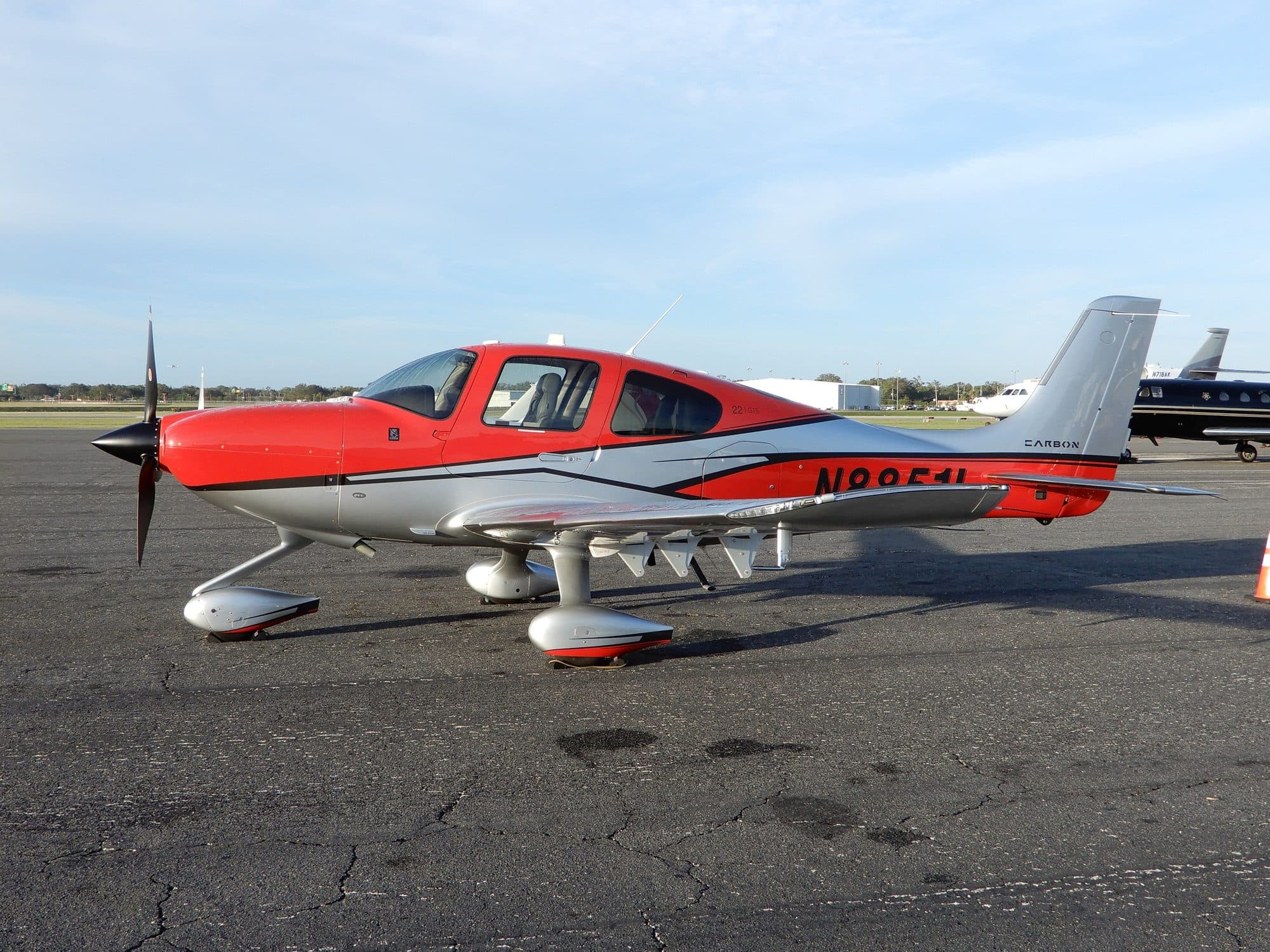 Zánovní, pouhých 7 měsíců starý Cirrus SR-22 Generace 6 na dočasně domovském letišti Orlando Executive (KORL)