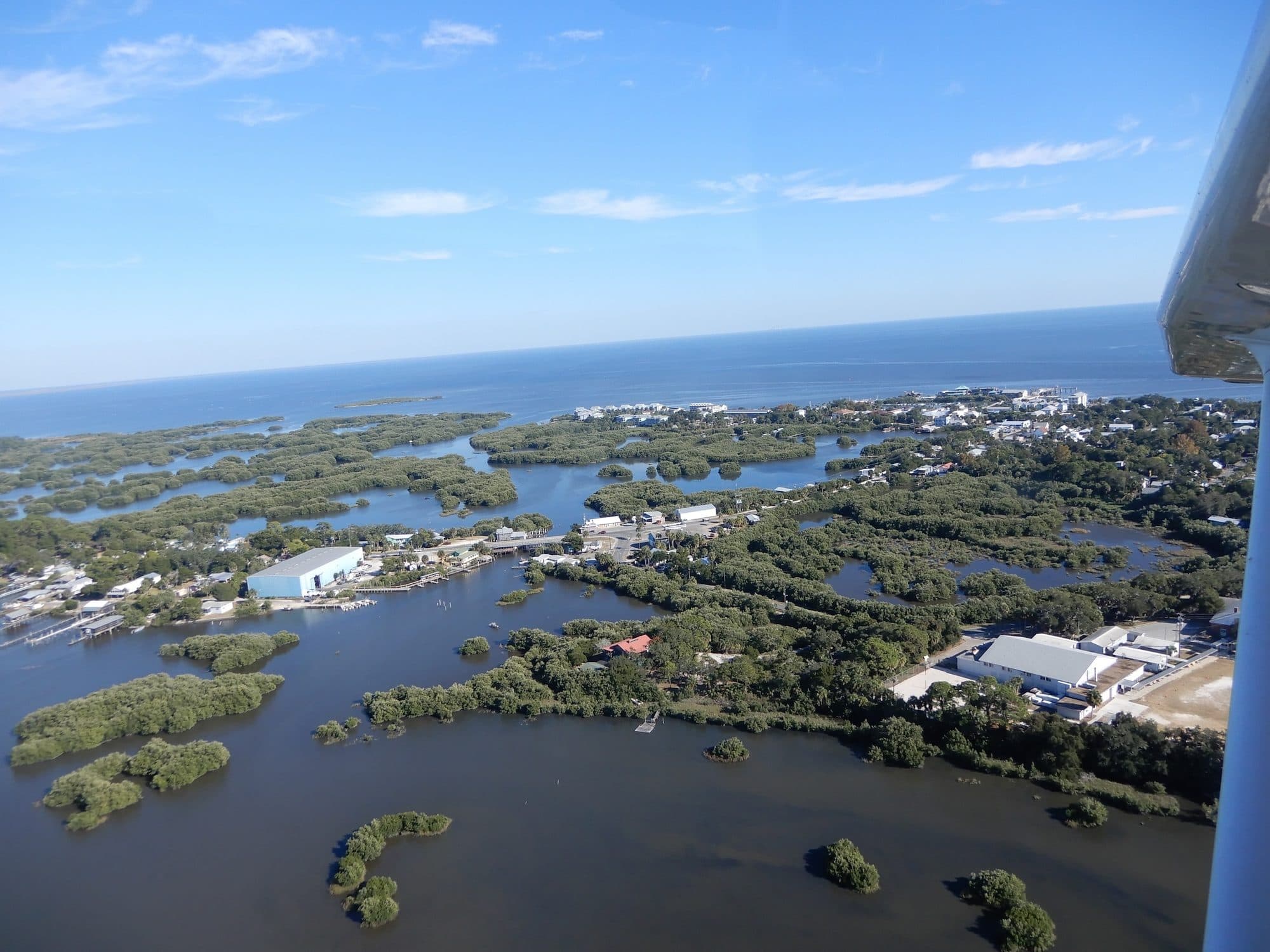 Po vzletu z Cedar Key, západní pobřeží Floridy