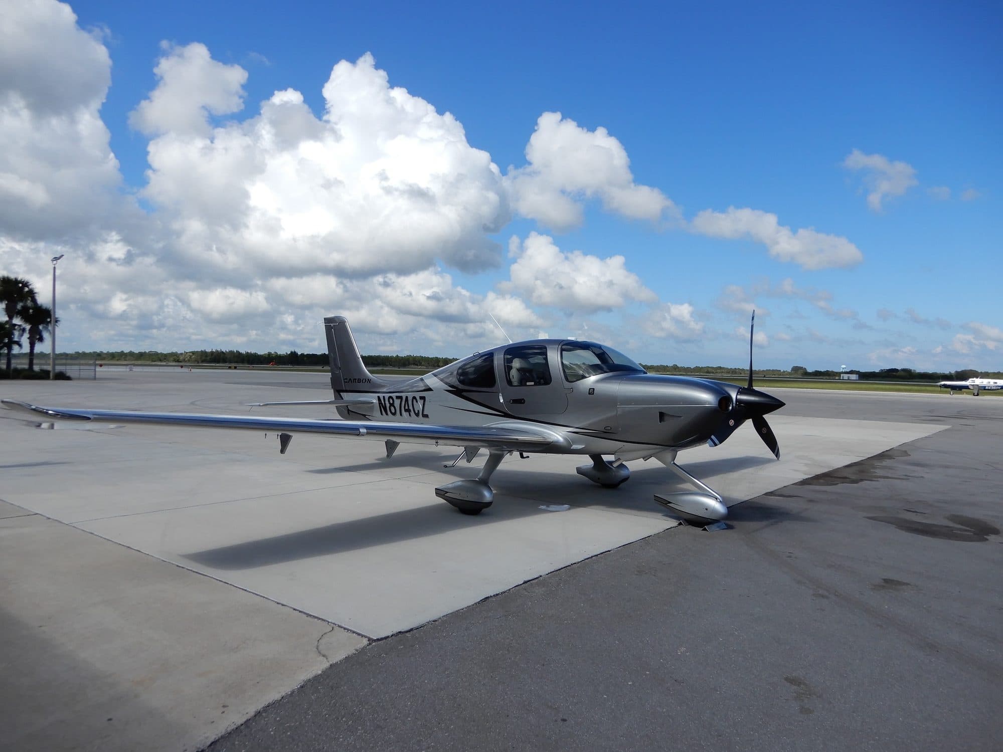 S novým letadlem ve Vero Beach, Florida