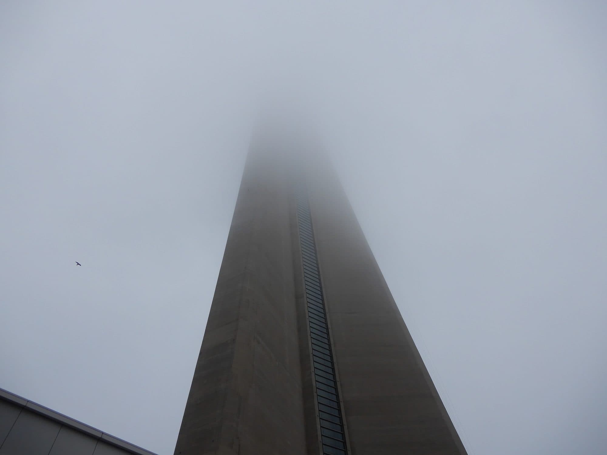 CN Tower ještě za ranní mlhy