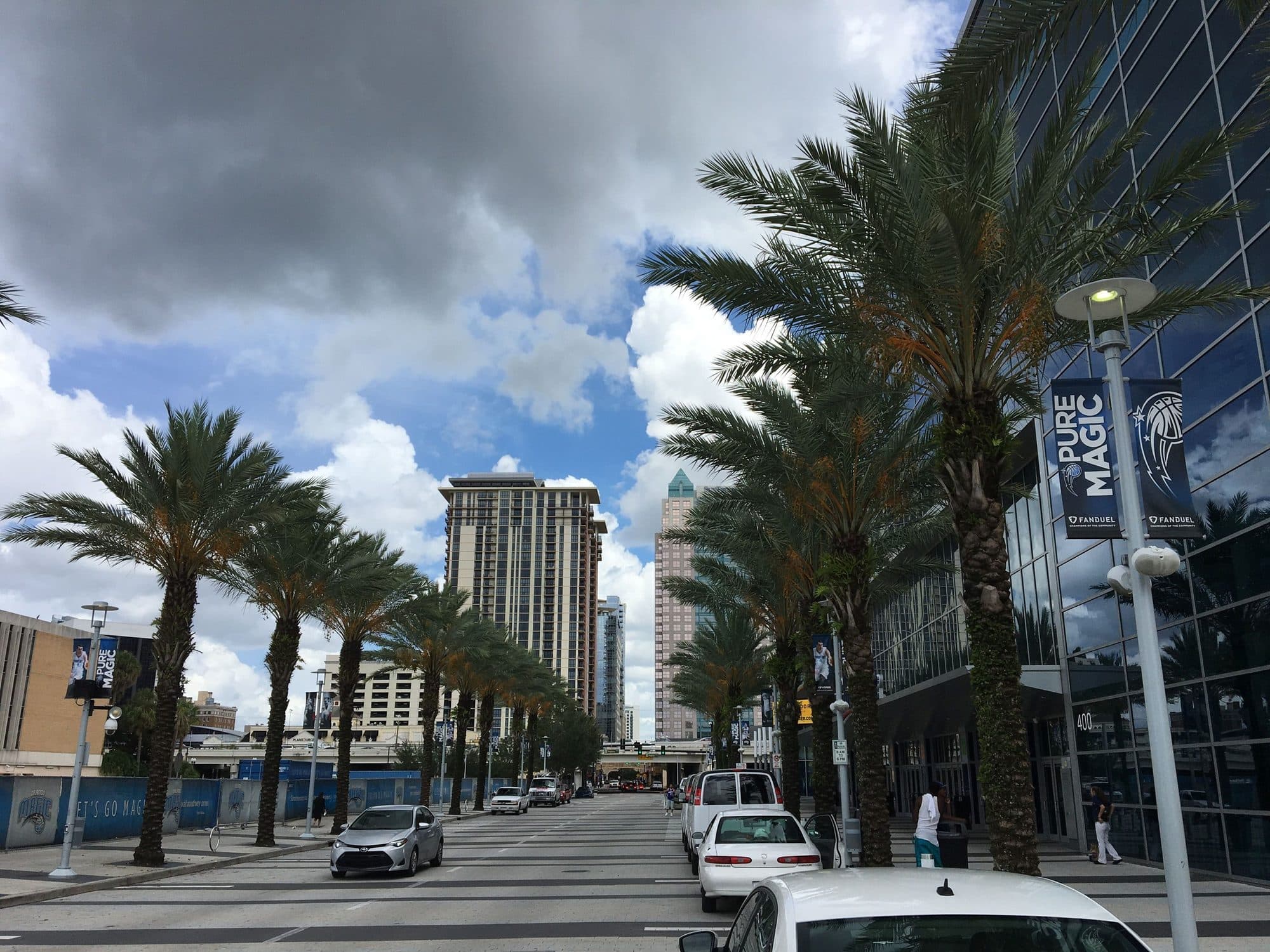 Před stadionem Orlando Magic