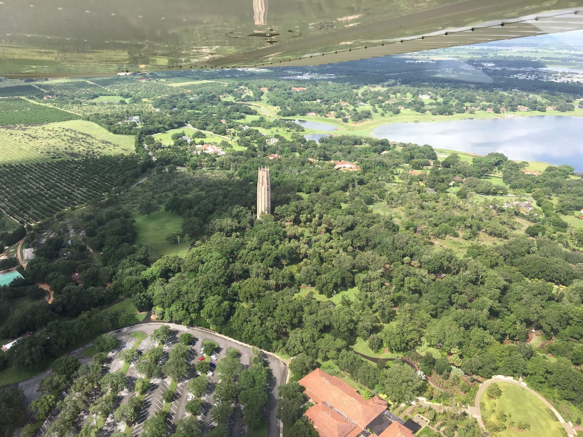 Singing Tower poblíž Lake Wales, Nejvyšší vrchol Floridy 92 metrů nad mořem.