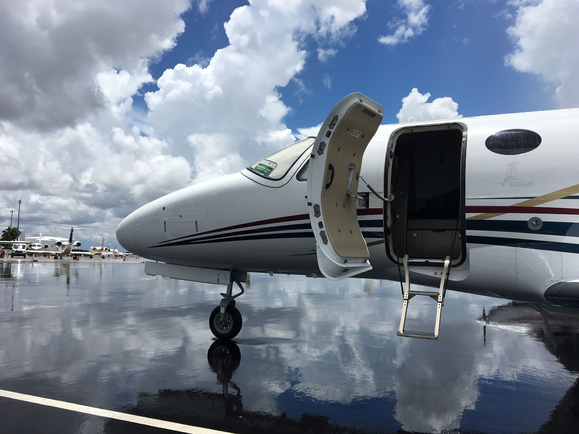 Prohlídka zánovního letadla Cessna Mustang na letišti Miami, Opa Locka (KOPF)