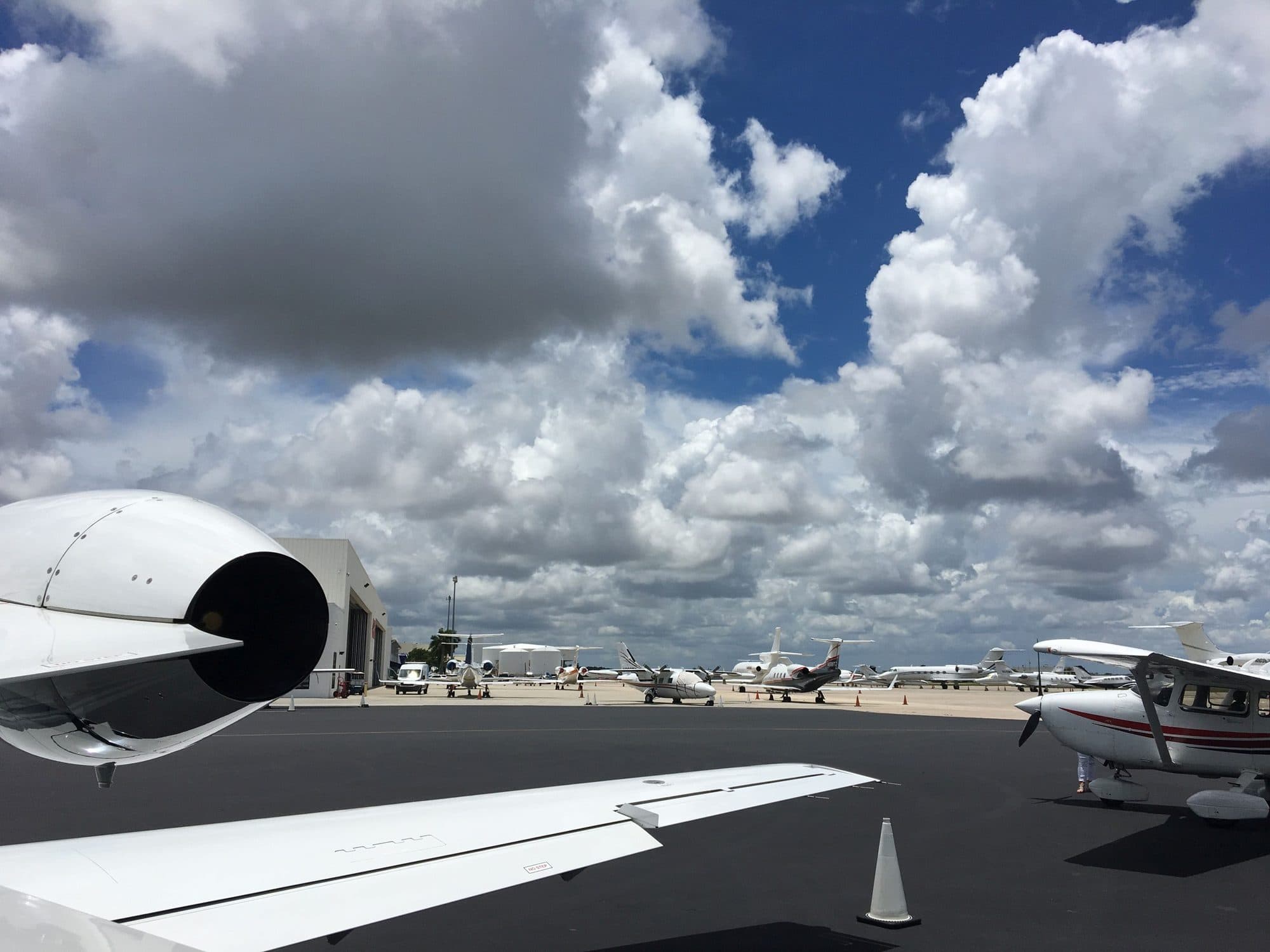 Prohlídka zánovního letadla Cessna Mustang na letišti Miami, Opa Locka (KOPF)