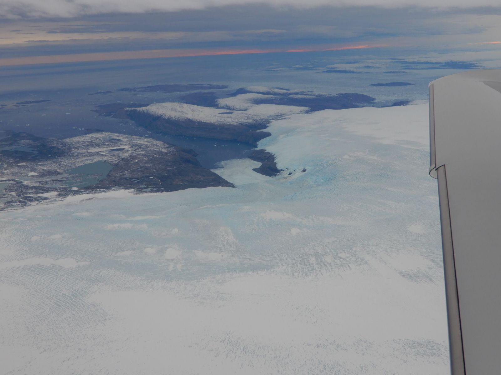 Grónsko má největší ledovec na severní polokouli. Sahá do výšky přes 2100 metrů a říká se mu ledová čepice, Ice cap.