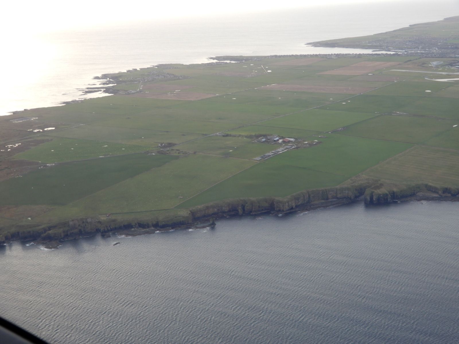 Nejsevernější část Skotska s letištěm Wick (EGPC). Tolik vytoužený pohled po nekonečných 4 hodinách letu z islandského Keflaviku.
