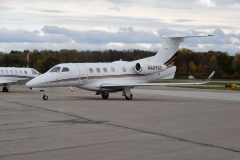 Korporátní provoz v Erie, Phenom 300 společnosti NetJets. Letiště Erie (KERI) u stejnojmenného jezera v systému Velkých Amerických jezer (The Great Lakes)