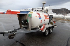 Tankování v Grónsku z nádrže, čerpadlo poháněné motorem ze sekačky.