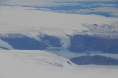 Grónsko má největší ledovec na severní polokouli. Sahá do výšky přes 2100 metrů a říká se mu ledová čepice, Ice cap.