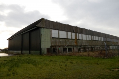 Letiště Wick (EGPC), druhoválečné hangáry pro bombardéry Lancaster. Ty malé budovy podél hangáru jsou márnice, kde se ukládali oběti po bombardování.