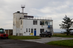 Letiště Wick, zázemí společnosti Far North Aviation, která již po mnoho let vytváří zázemí pro dodávací lety malých i větších letadel do a z USA.