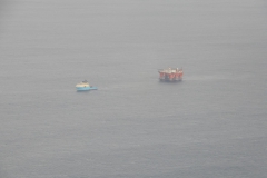 Tažení ropné plošiny na pobřeží Skotska.