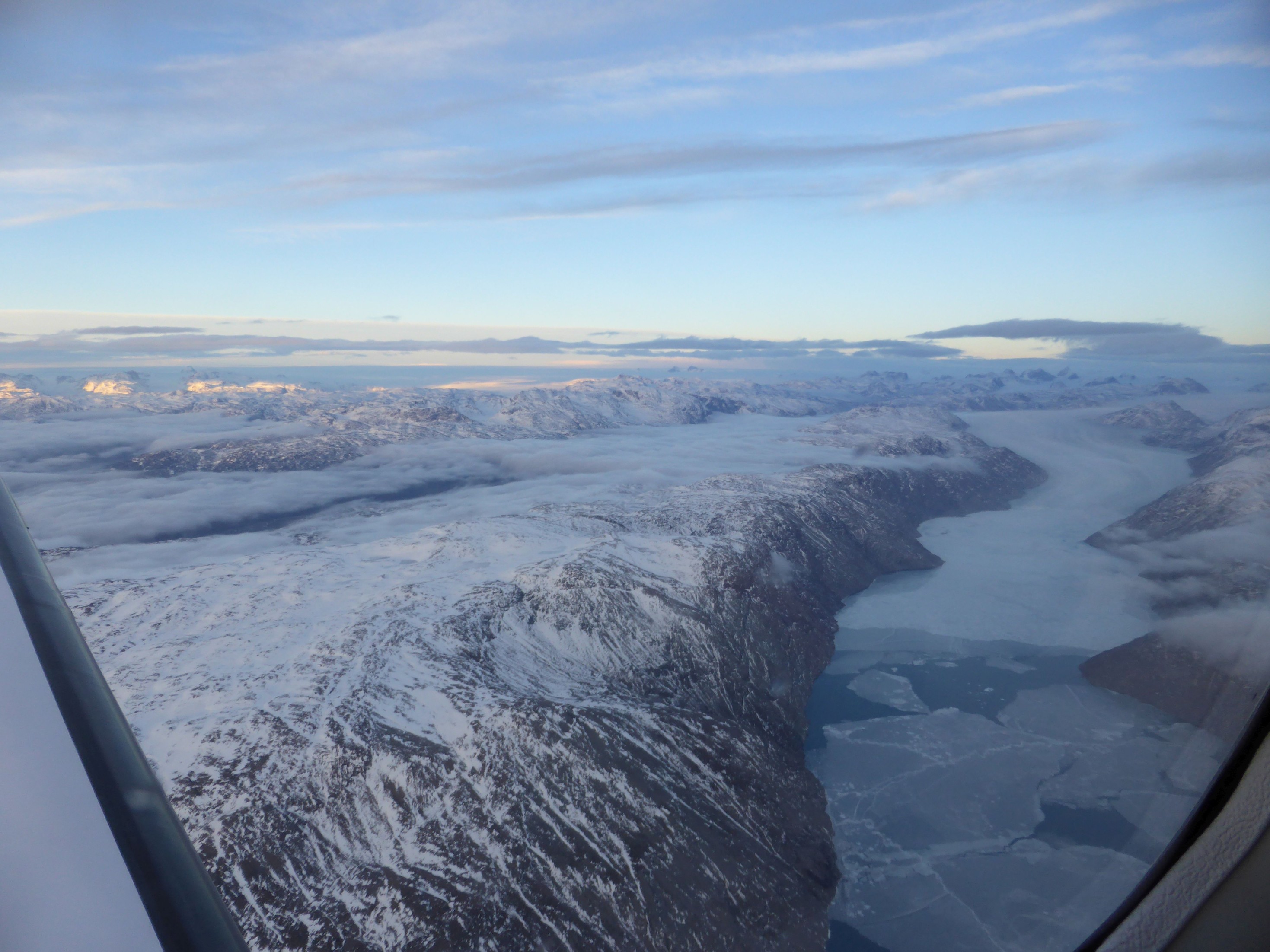 Ledovcová údolí po vzletu z Grónska.