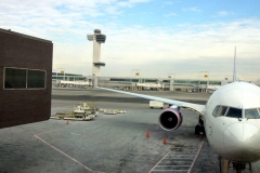 Naše letadlo Boeing 767 společnosti Delta na letišti JFK v New Yorku