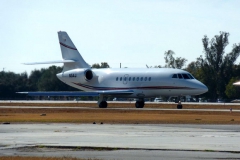 Falcon krátce po přistání na letišti Kissimmee (KISM)