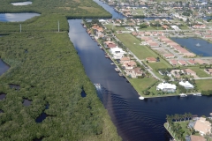 Spletitý systém vodních cest v luxusní čtvrti Cape Coral, kde má každý dům kromě garáže i přistup k vodnímu kanálu a kotvící místo pro svou loď.