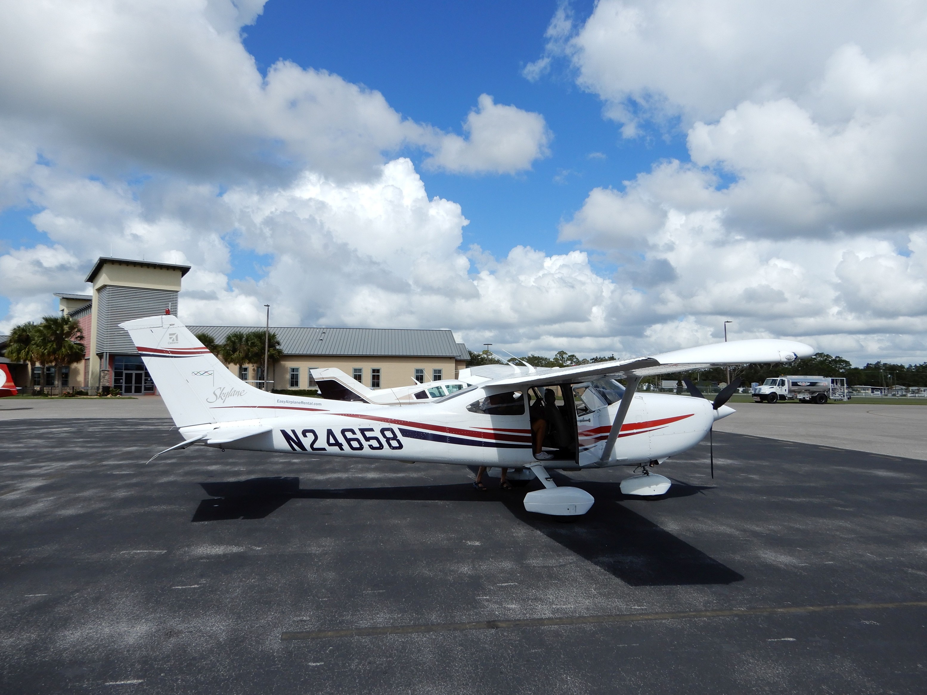 Naše expediční Cessna 182 na letišti ve Winter Haven (KGIF)