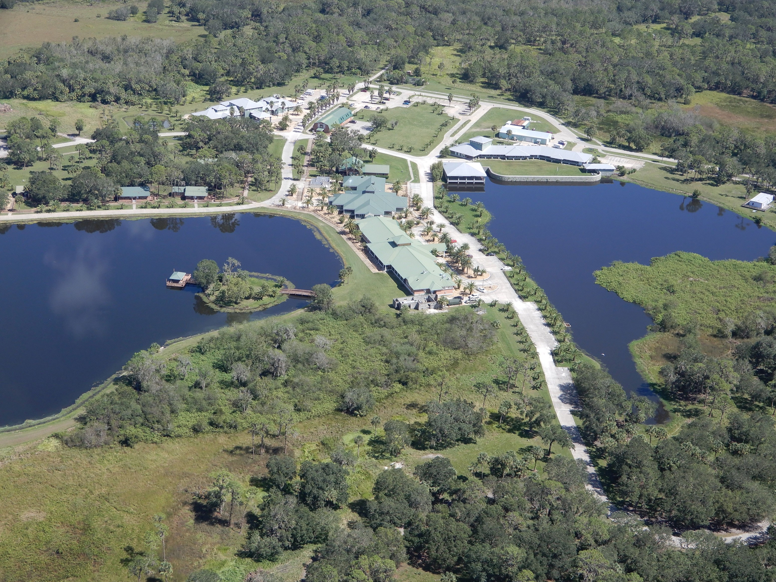 Areál Florida Institute for Neurologic Rehabilitation v blízkosti letiště Wachula (KCHN)