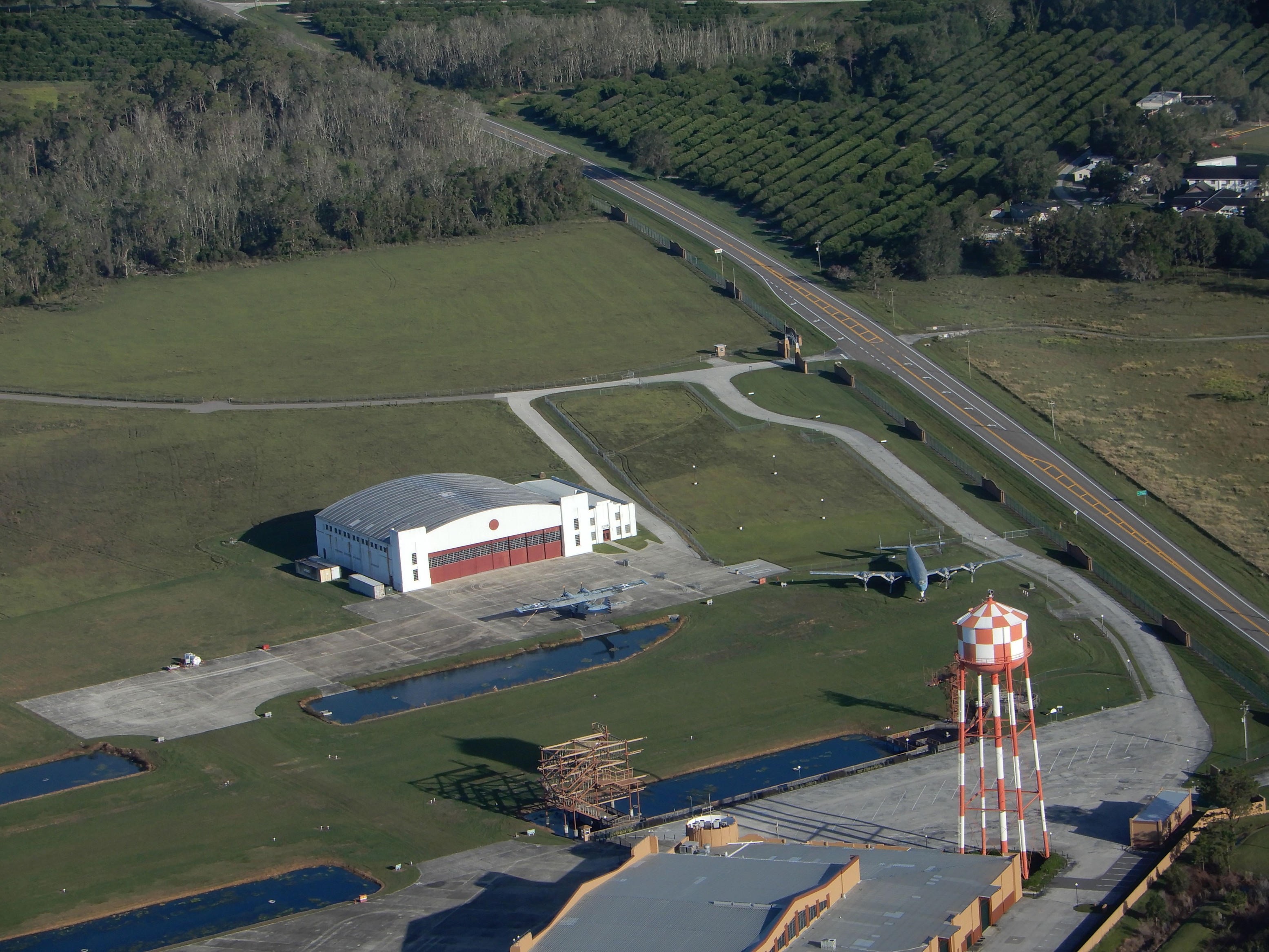 Fantasy of Flight, soukromé letiště Orlampa (FA08) na Floridě, severně od Lakelandu.