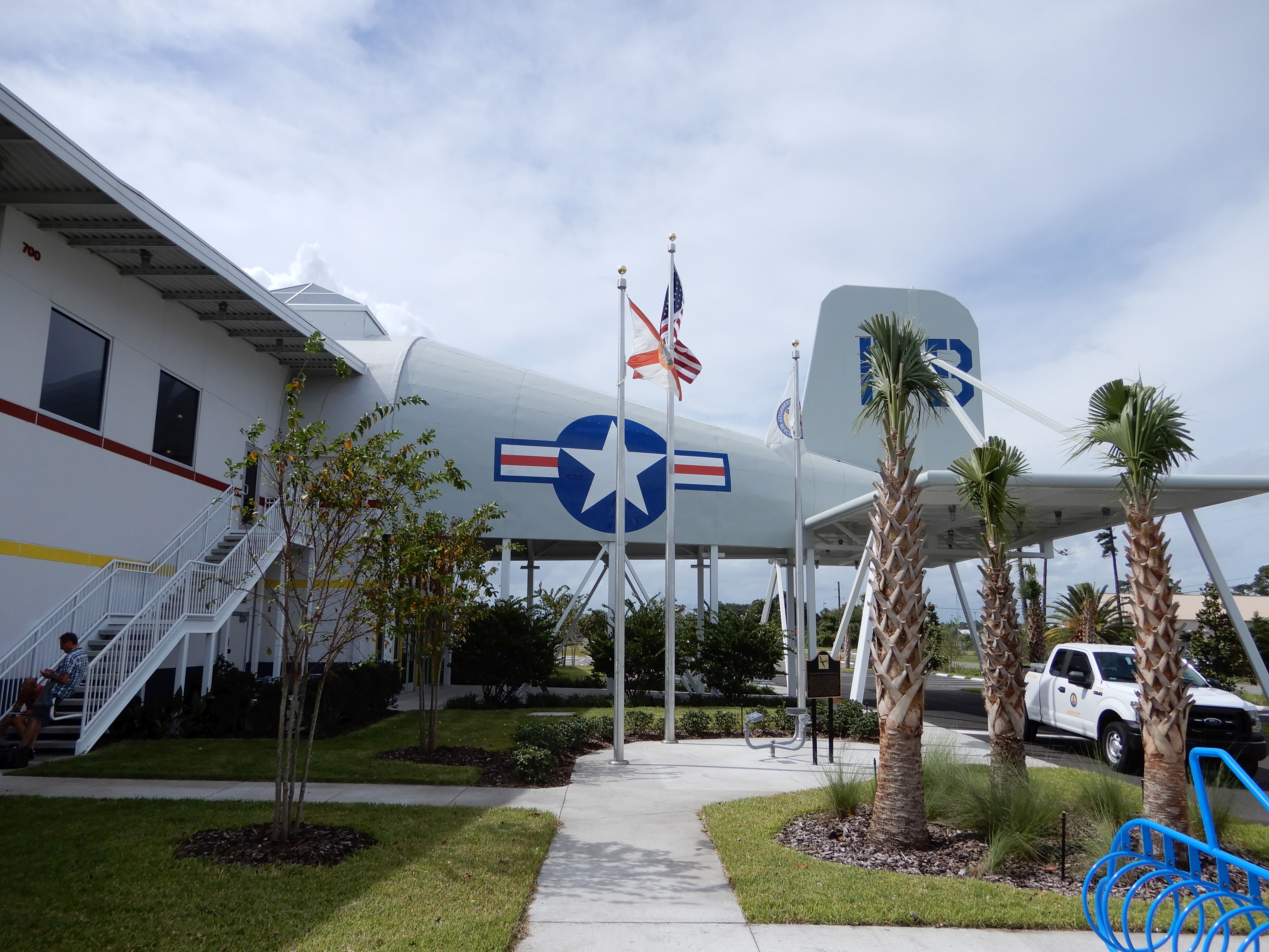 Vstupní objekt do letištního terminálu na Fernandina beach má tvar letadla