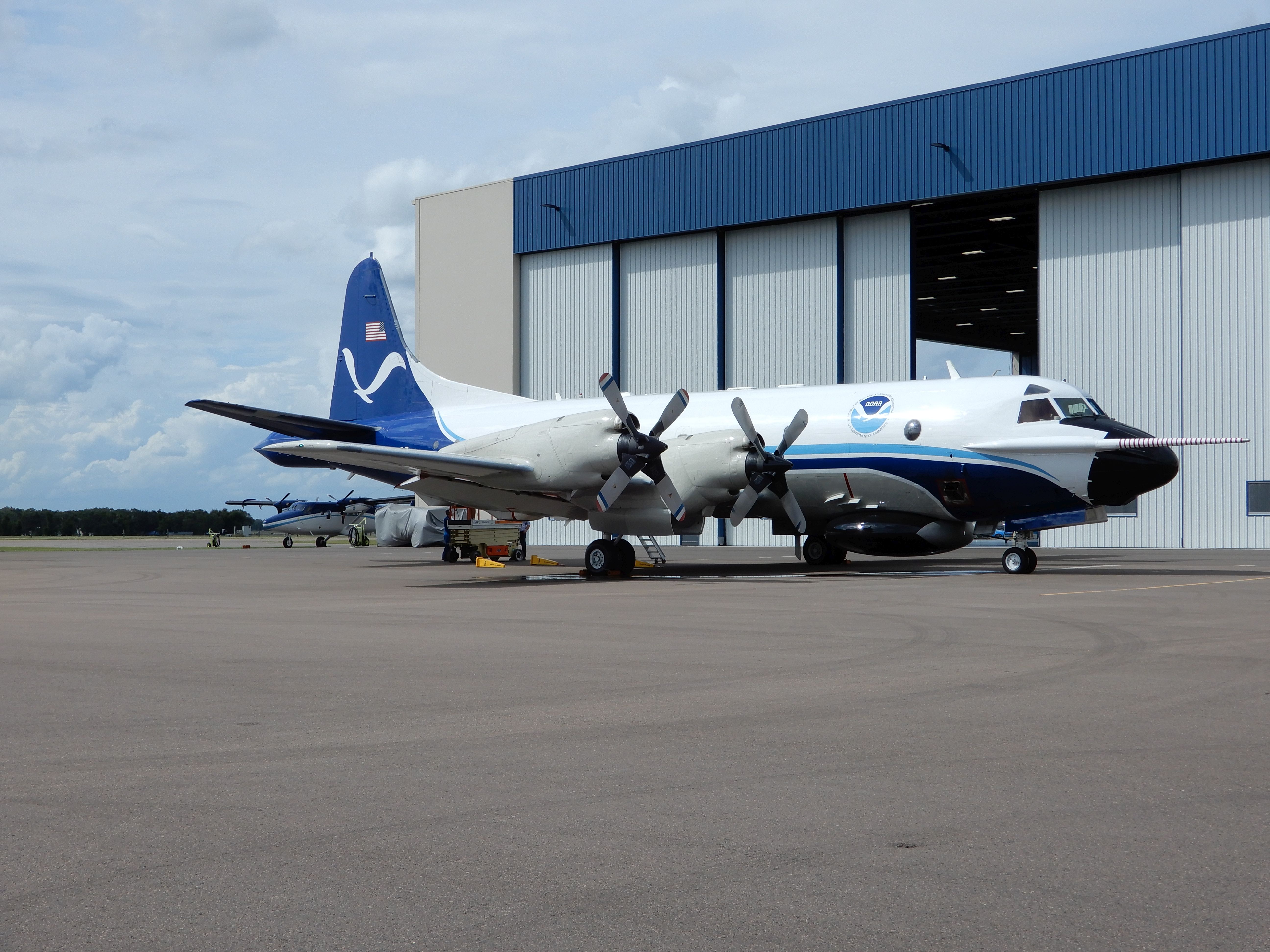 Letadlo lovců hurikánů se chystá ke vzletu k hurikánu Michael na letišti Lakeland (KLAL)