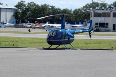 Robinson R-44 jak ho vidíme z terasy restaurace na Albert Whitted